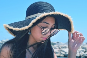 戴帽戴墨镜美女头像图片